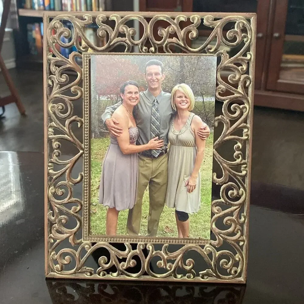 Vintage‎ Sixtrees metal filigree open 4x6” photograph frame